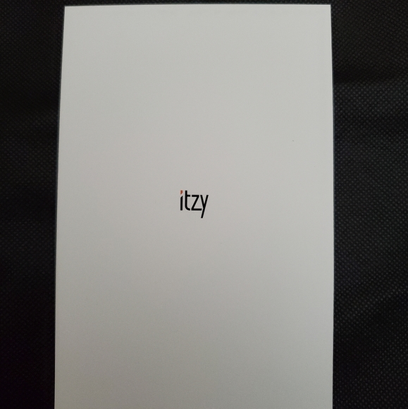 Itzy Lia pre order benefit - Picture 2 of 2